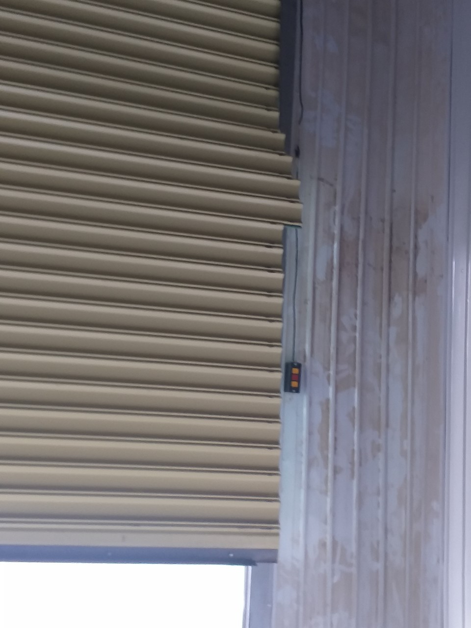 Cách khắc phục cửa cuốn bị kẹt nan và cách phòng tránh lỗi cửa